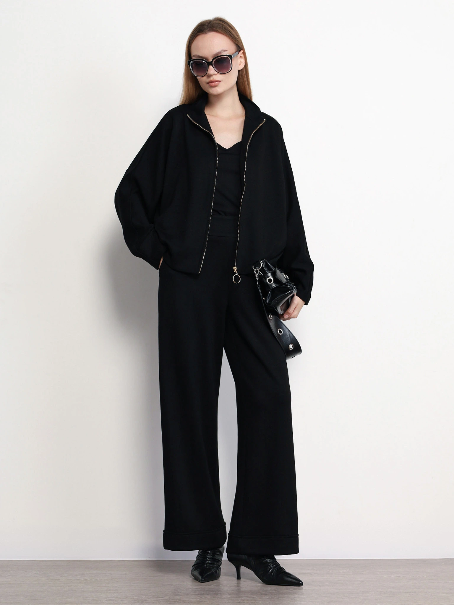 Брюки трикотажные черного цвета расклешенного кроя